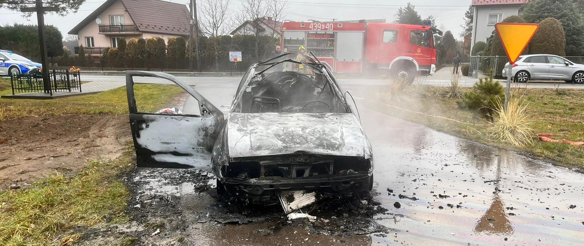 Na zdjęciu widać spalony wrak pojazdu.