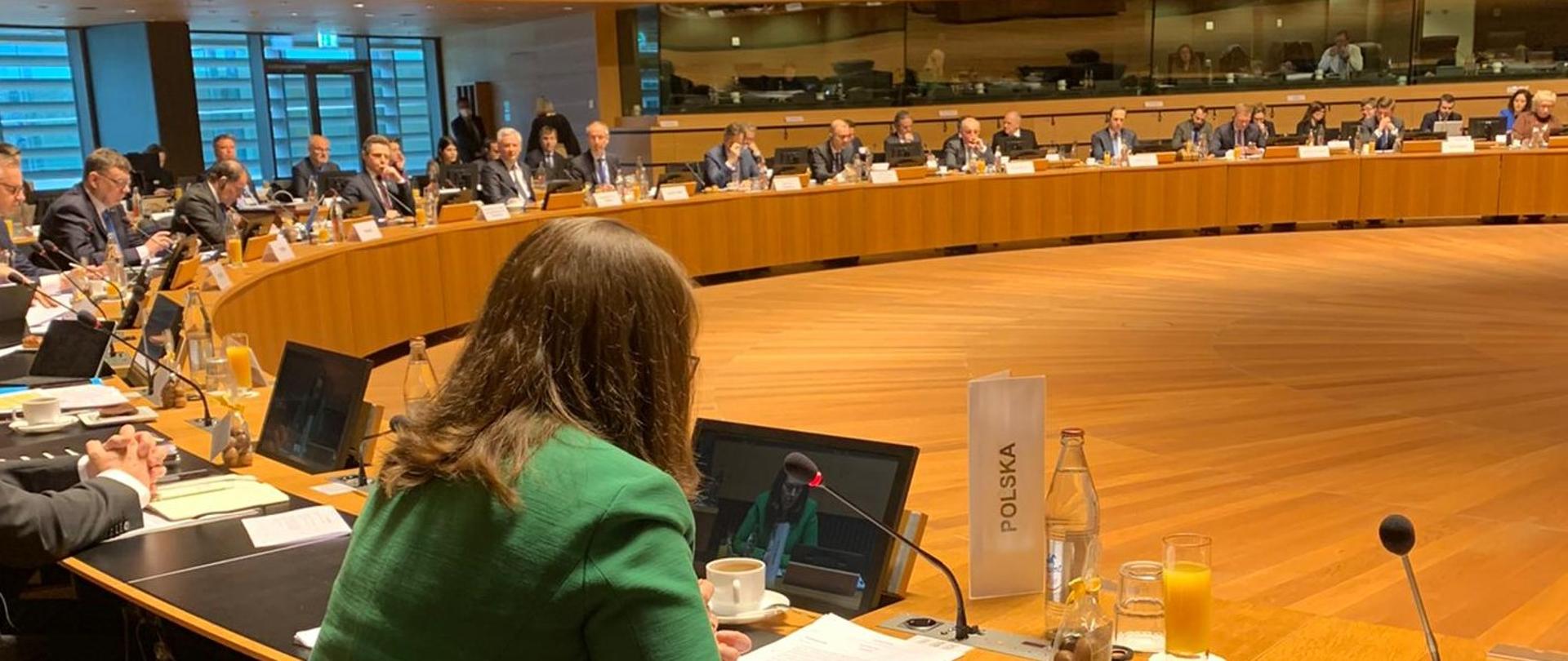 Magdalena Rzeczkowska przemawia podczas posiedzenie ECOFIN w Luksemburgu