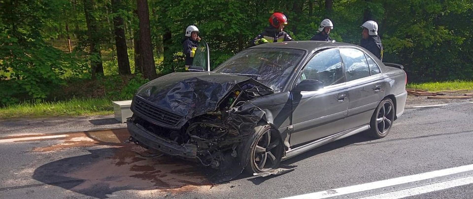 Na zdjęciu widać pojazd osobowy, który uczestniczył w kolizji