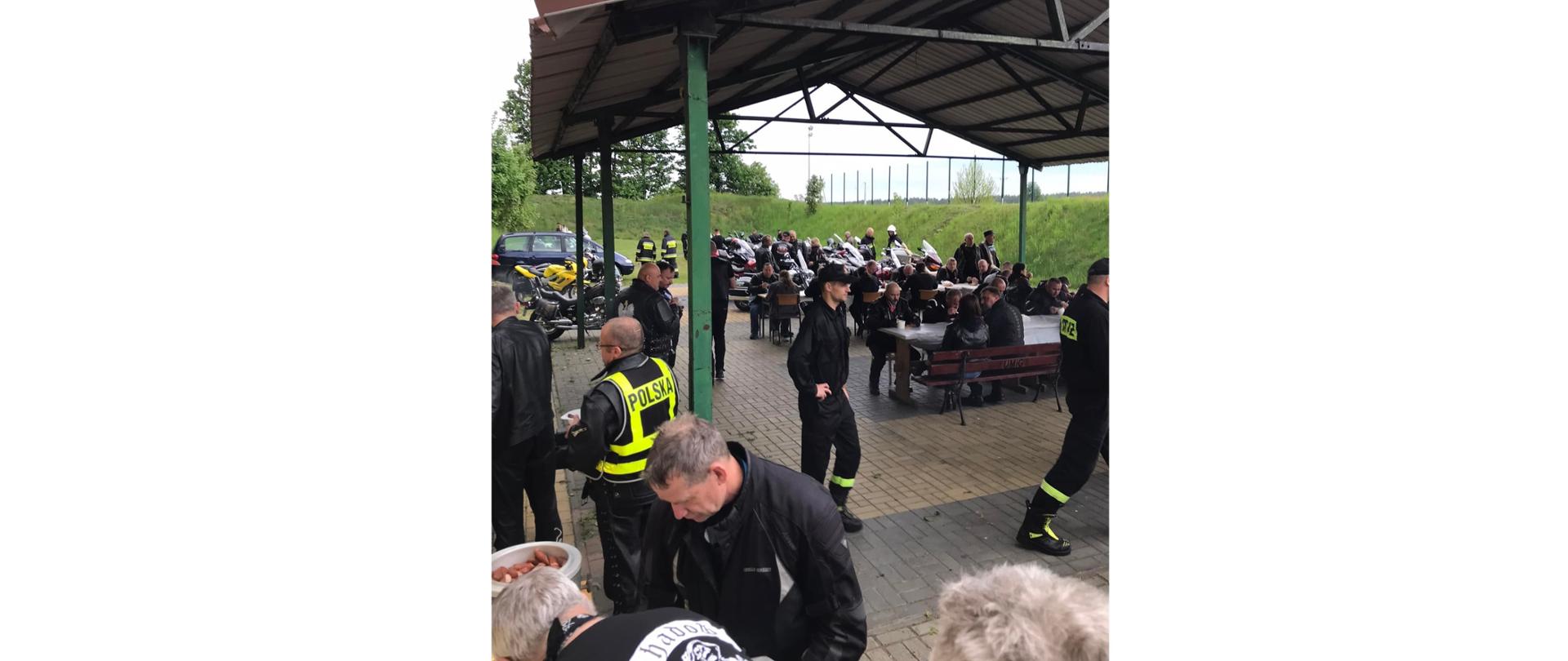 Strażacy i motocykliści na stadionie miejskim 