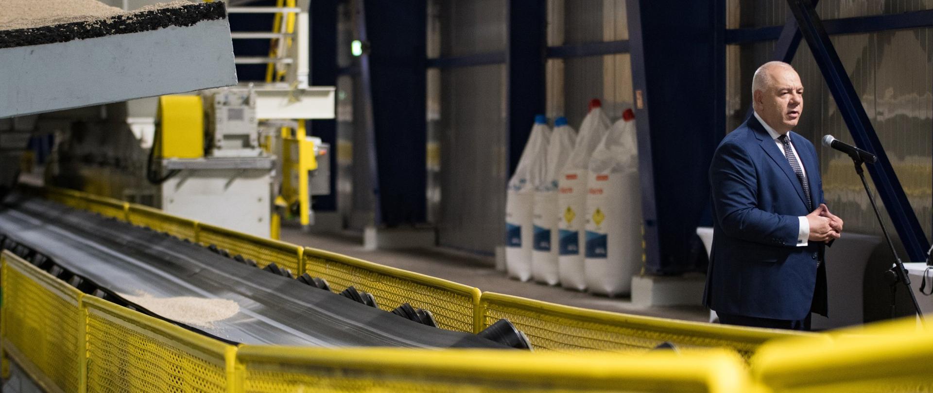 Wicepremier Jacek Sasin podczas otwarcia wytwórni nawozów granulowanych.