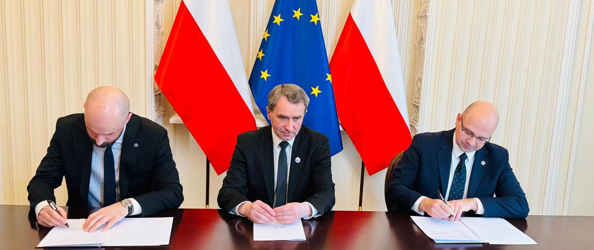 Od lewej: Łukasz Pietrzak, Izabela Leszczyna, Bartłomiej Chmielowiec 