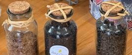 Słoiki z nasionami w środku 