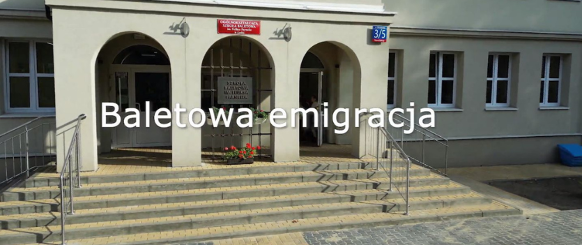 zdjęcie: wejście do szkoły baletowej w Łodzi. Na zdjęciu główne wejście do którego prowadzą niskie, szerokie schody. Nad schodami doniczka z kwiatami i tablica z napisem Szkoła Baletowa im. Feliksa Parnella