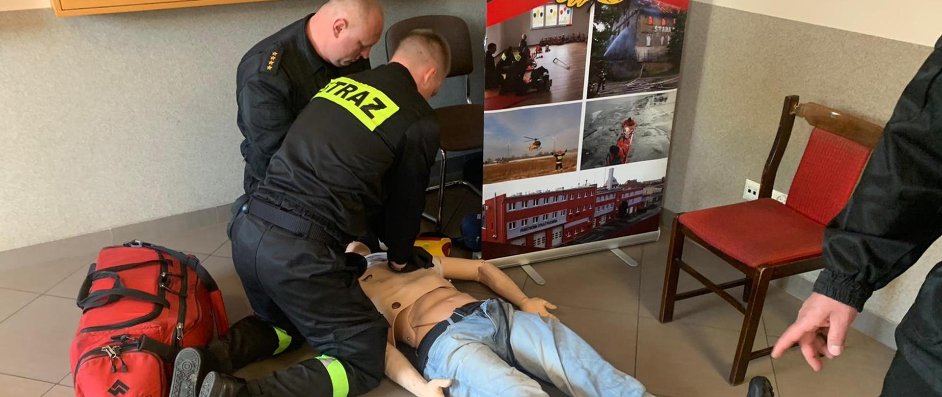 Ratownicy prowadzący RKO przy NZK