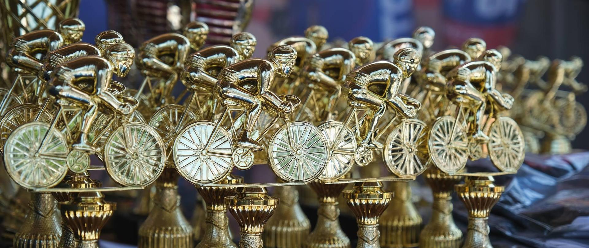 złote statuetki kolarzy