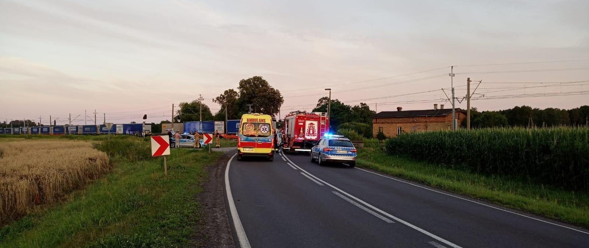 Samochód osobowy po zderzeniu z pociągiem oraz służby