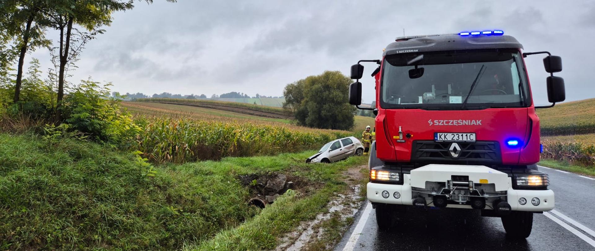 Wypadek w Ostrowie samochód osobowy w rowie