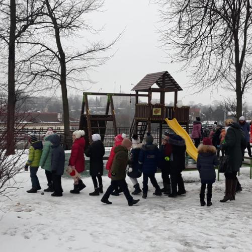 plac_zabaw_w_Mohylewie grupa dzieci na zimowym placu zabaw