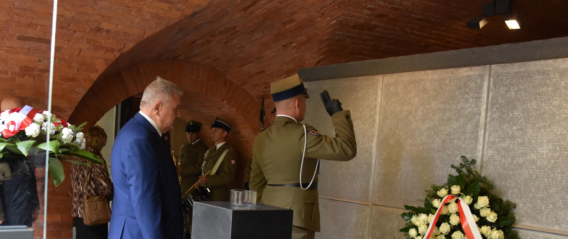 Wicewojewoda Mazowiecki, Sylwester Dąbrowski składa wieniec w Epitafium Katyńskim.