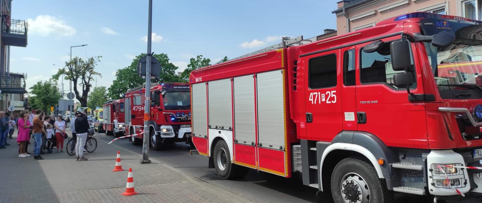 Zdjęcie przedstawia zastępy straży pożarnej podczas zdarzenia.