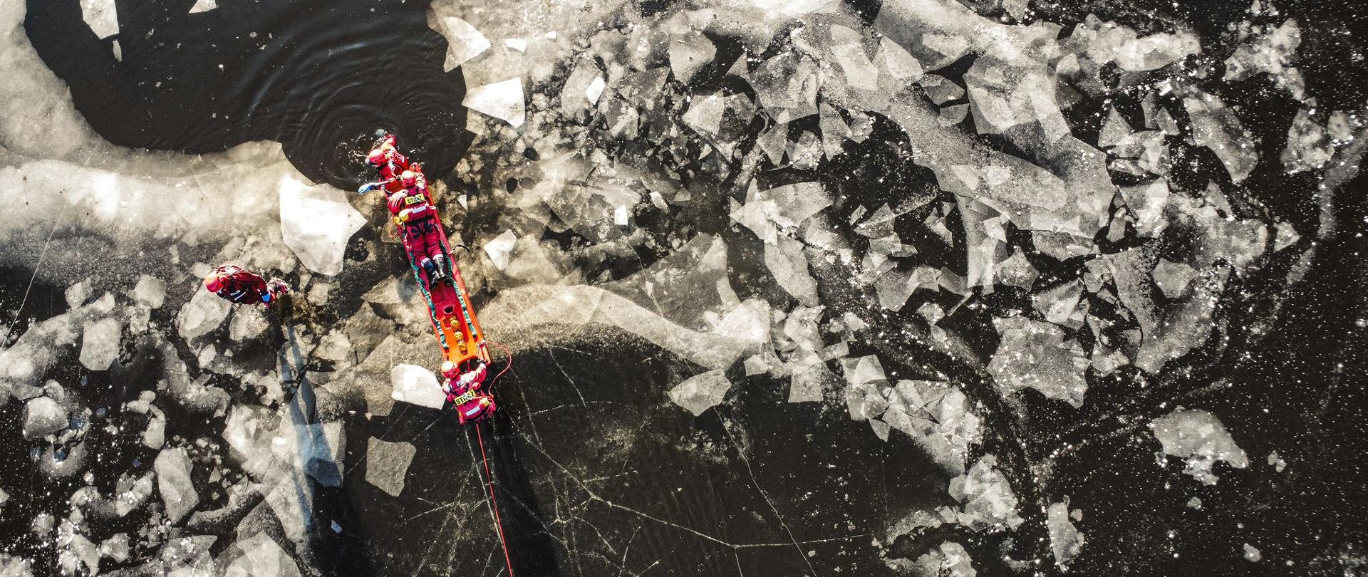 widok z góry na zamarznięte jezioro , na jeziorze strażacy