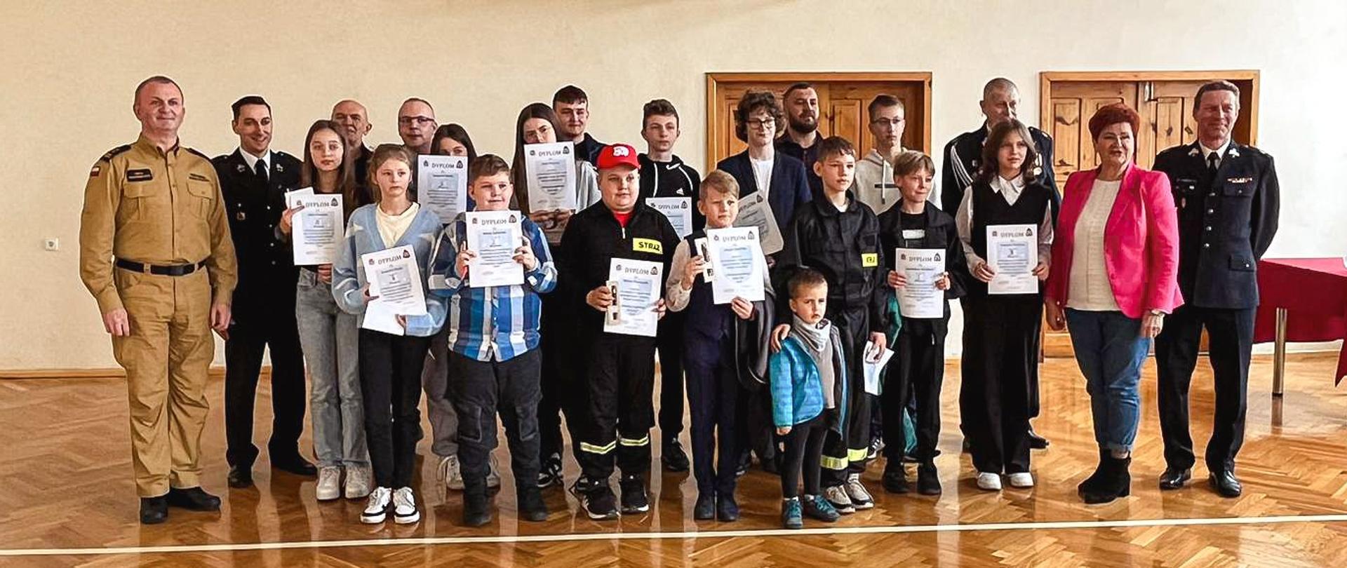 Uczestnicy turnieju w raz z organizatorami. Zdjęcie wykonane w sali gimnastycznej strażnicy.