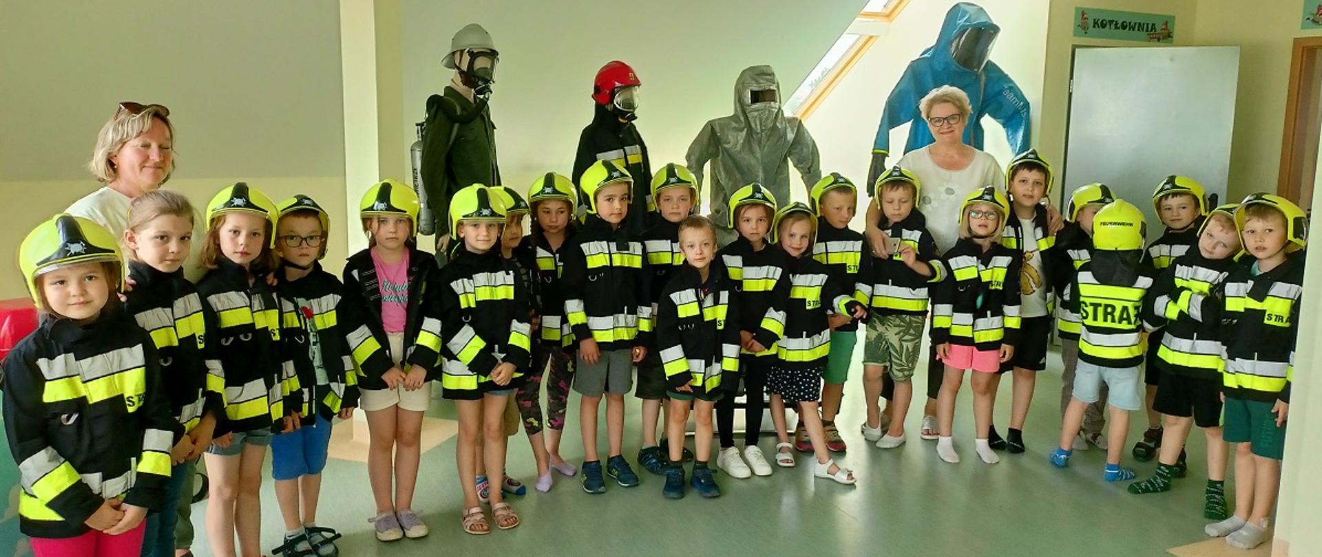 Grupa dzieci podczas zajęć w sali edukacyjnej ognik