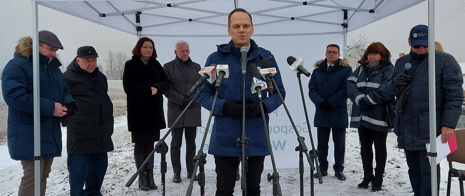 Wiceminister infrastruktury Rafał Weber przemawia na podsumowanie inwestycji