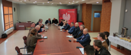 Zdjęcie przedstawia członków Powiatowego Zespołu Zarządzania Kryzysowego