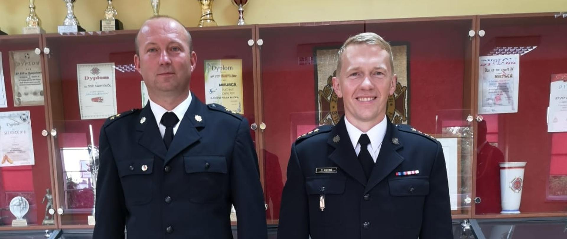 Strażacy w umundurowaniu wyjściowym. Pierwszy od prawej Komendant Powiatowy PSP w Namysłowie st. kpt. mgr inż Tadeusz Kmieć, następnie mł. kpt. mgr Mirosław Król.