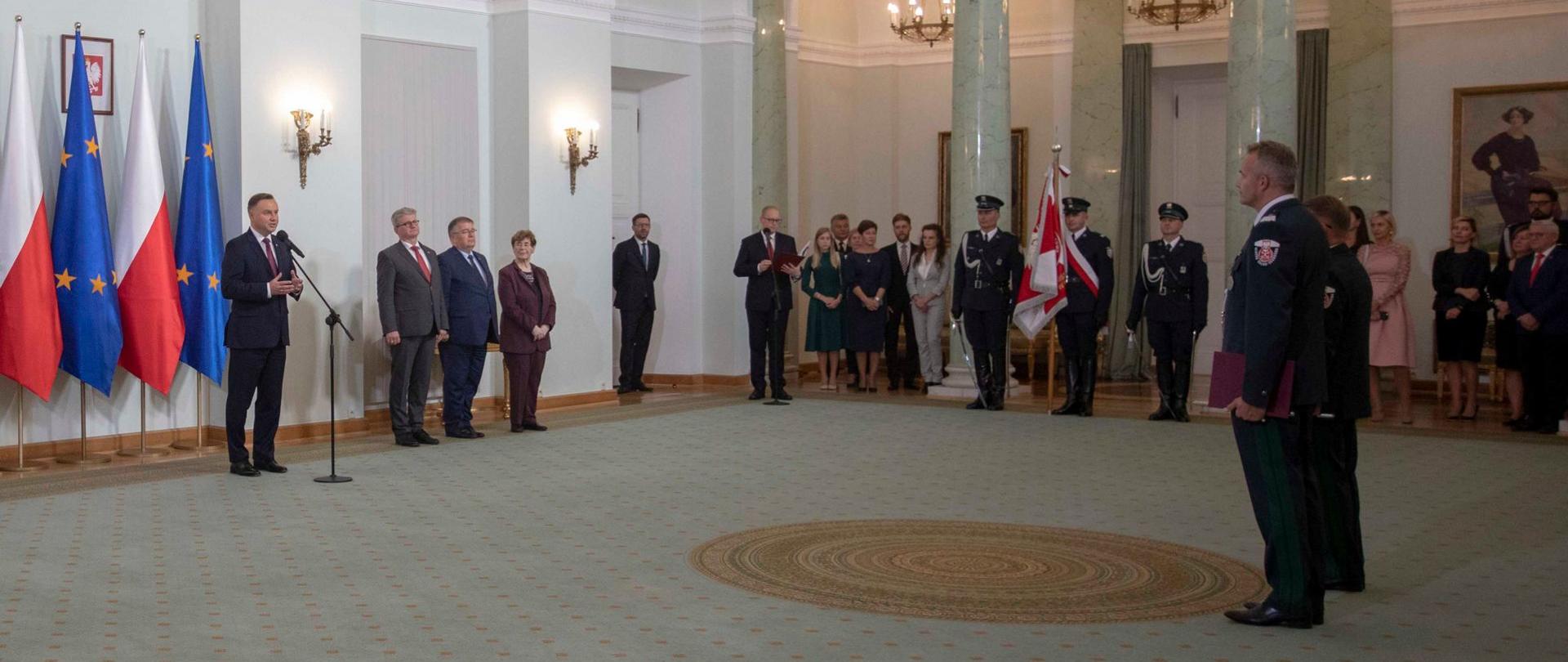 Na zdjęciu prezydent RP Andrzej Duda przemawia do funkcjonariuszy KAS, którym wręczył nominacje na stopień nadinspektora oraz do zgromadzonych