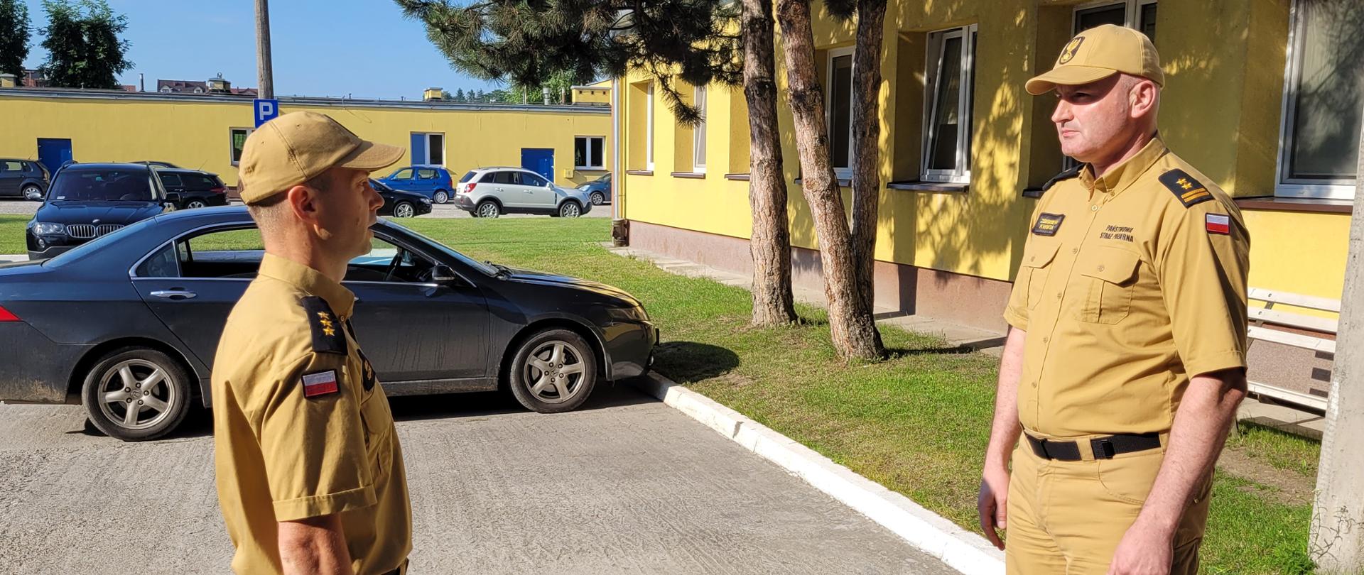 Dowódca składa meldunek komendantowi