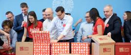 premier i ministrowie z prezentami