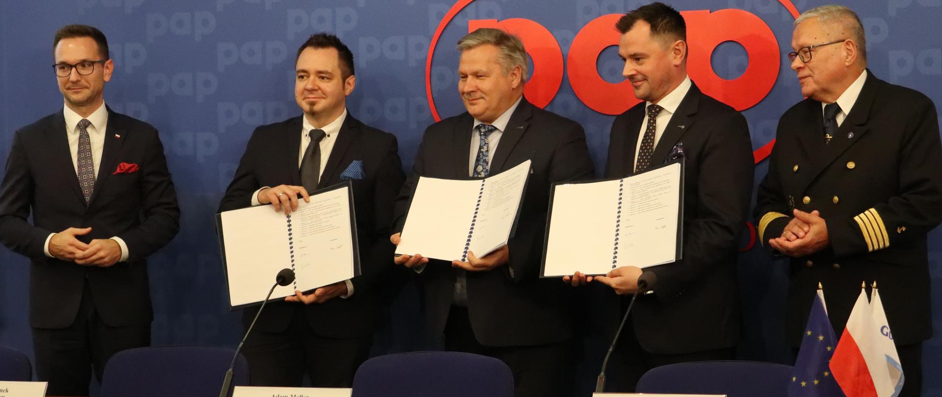 Wiceminister Waldemar Buda podczas podpisania umowy dotyczącej portu wewnętrznego w Porcie Gdynia.