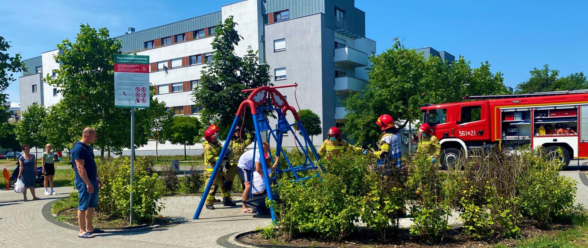 Interwencja strażaków na placu zabaw