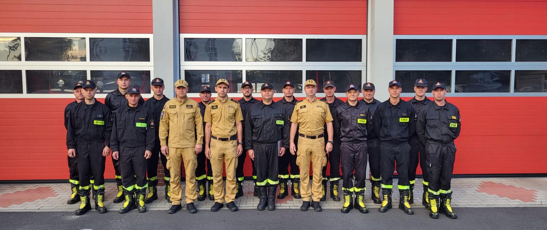 Nagroda Komendanta Głównego PSP. Na zdjęciu strażacy podczas wręczania decyzji o przyznaniu nagrody Komendanta Głównego PSP. 