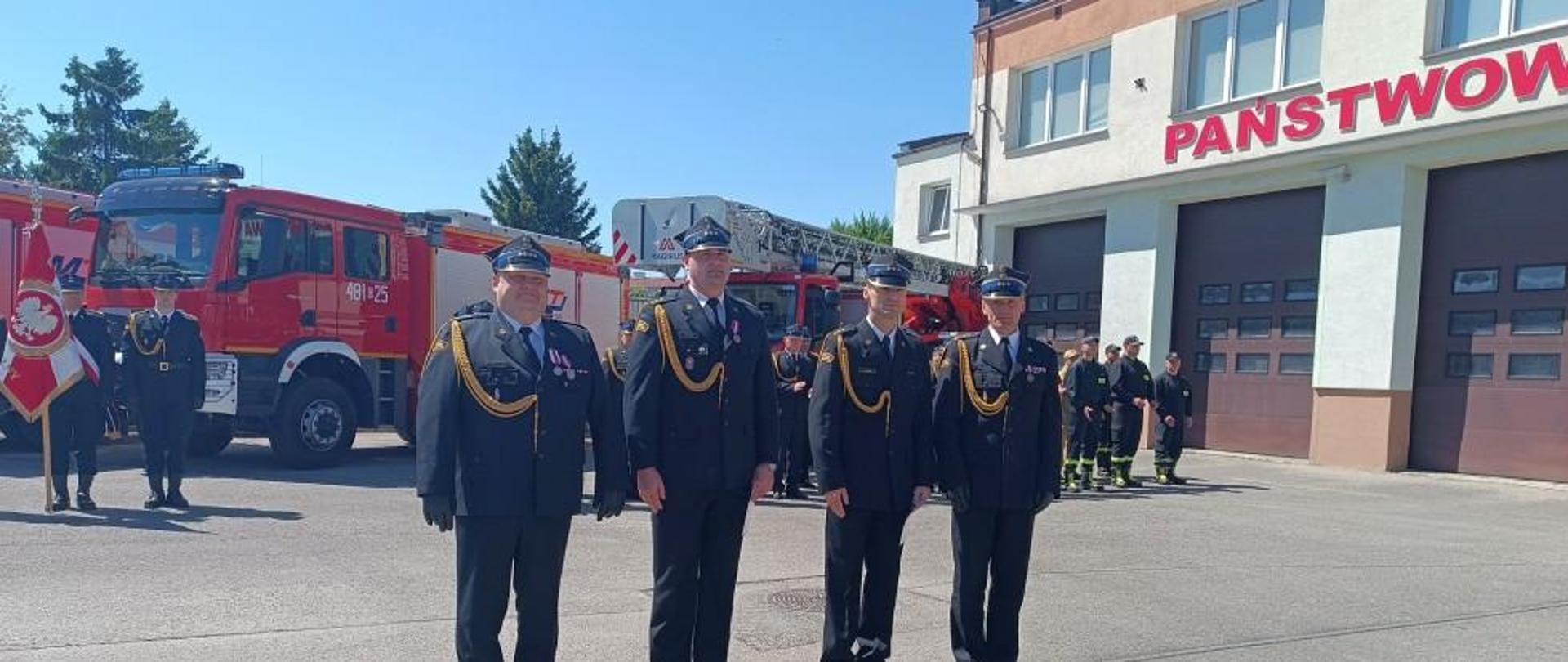 Strażacy stoją ustawieni do zdjęcia