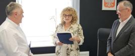 Pan Piotr Włodarczyk i Pani Sylwia Roaska-Węzik wręczają list pożegnalny Panu Wiesławowi Koszucie w związku z przejściem na emeryturę 3