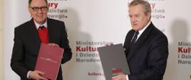 Podpisanie porozumienie przez ministra kultury i dziedzictwa narodowego prof. Piotra Glińskiego oraz przewodniczącego Rady Krajowej Sekcji Muzeów i Instytucji Ochrony Zabytków NSZZ „Solidarność” Andrzeja Rybickiego. fot. Danuta Matloch