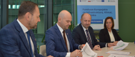 Na zdjęciu od lewej: Jarosław Zielonka - dyrektor Zespołu Szkół im. Karola Kurpińskiego we Włoszakowicach, Marek Wąsowicz - wójt Gminy Włoszakowice, Robert Gajda – zastępca prezesa zarządu NFOŚiGW, Monika Ławecka - skarbnik Gminy Włoszakowice