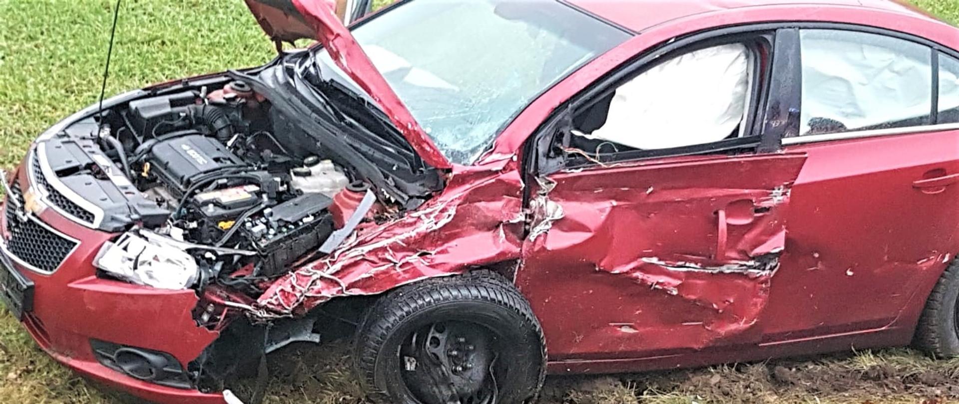 Zdjęcie przestawia rozbity samochód podczas wypadku w Chlewnicy.Auto na poboczu.