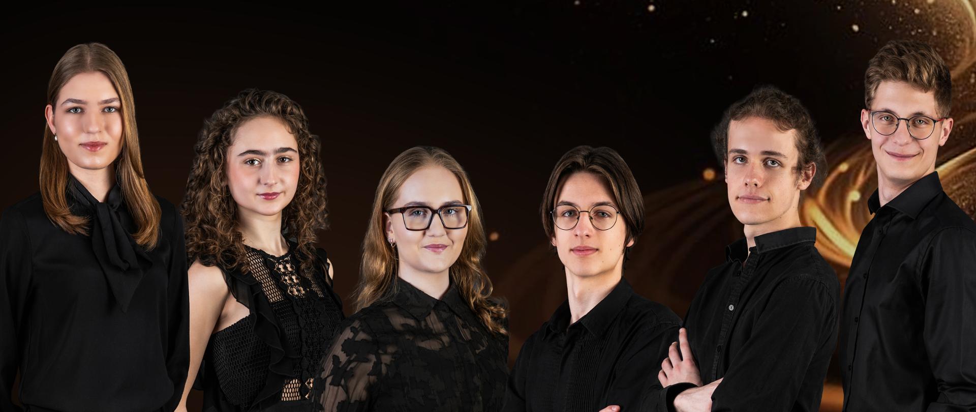 Plakat zapraszający na Koncert Dyplomantów Państwowej Ogólnokształcącej Szkoły Muzycznej II st. im. Karola Szymanowskiego w Katowicach, który odbędzie się 1 kwietnia 2026 r. o godz. 17.00 w Filharmonii Śląskiej. Na zdjęciu sześcioro młodych artystów w czarnych strojach na tle złotych, świetlistych linii.