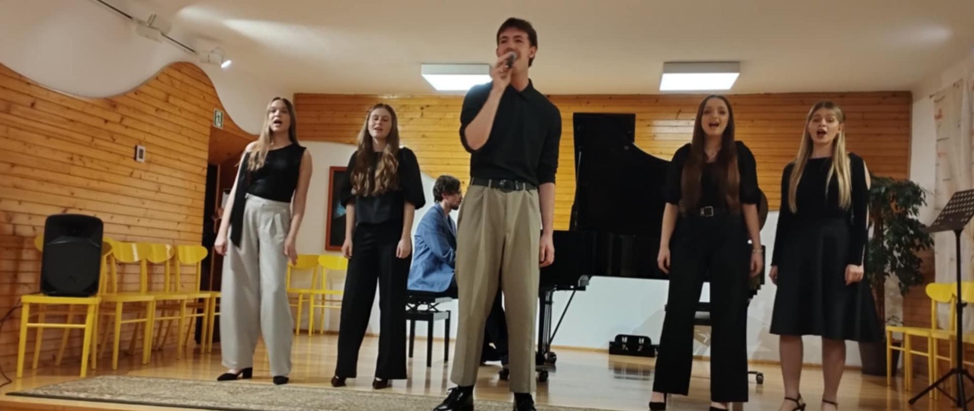 grupa wokalna z towarzyszeniem fortepianu