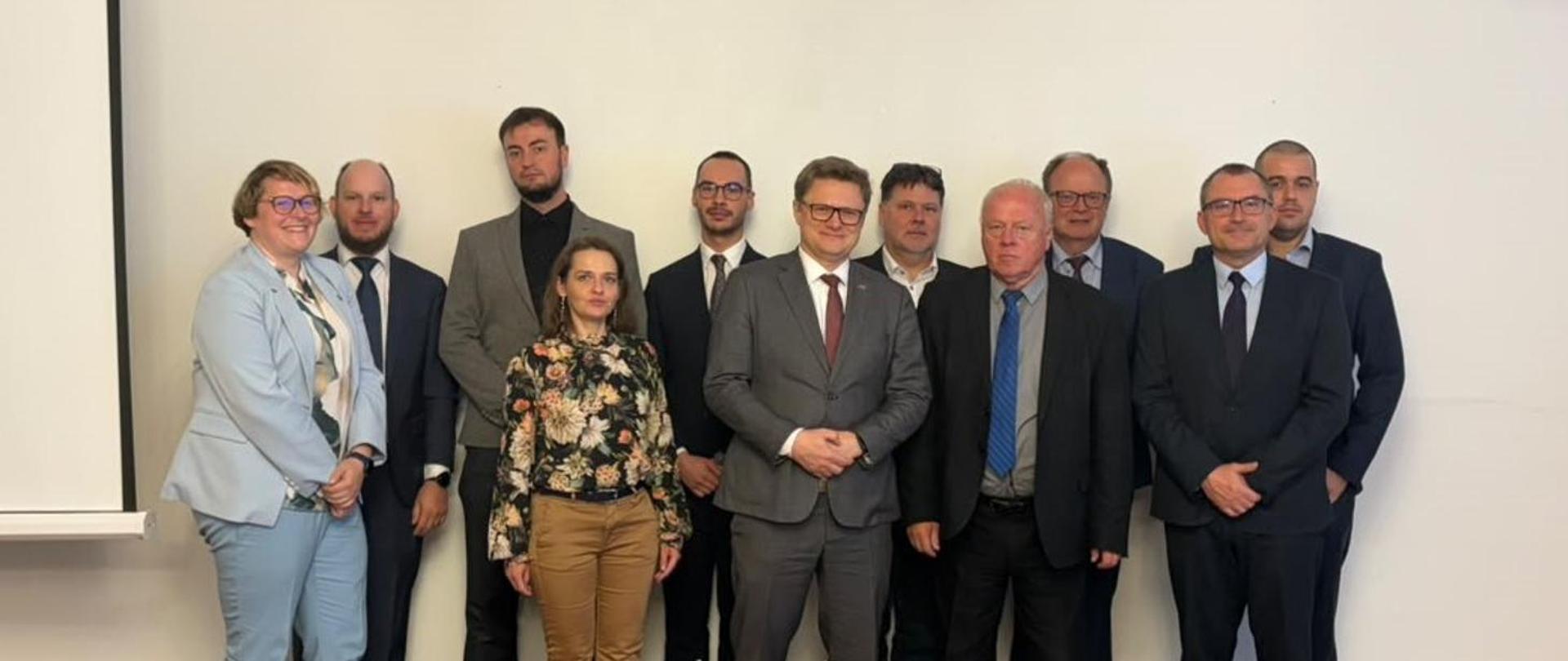 Participants in the discussion in a group photo.