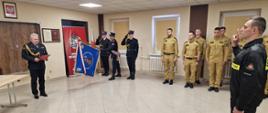 Uroczysta zbiórka w KP PSP Przasnysz – ślubowanie nowego strażaka i pożegnanie funkcjonariusza PSP