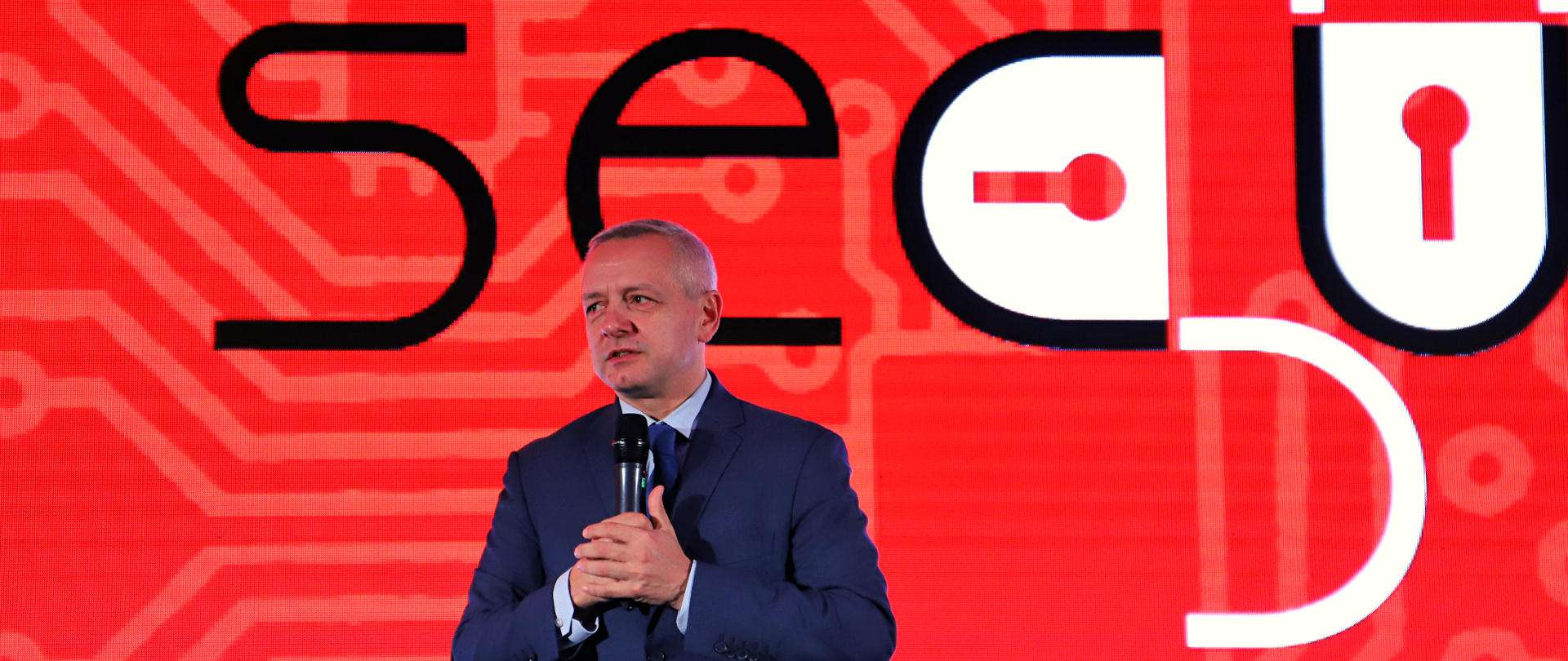 Minister Marek Zagórski przemawia z mównicy.