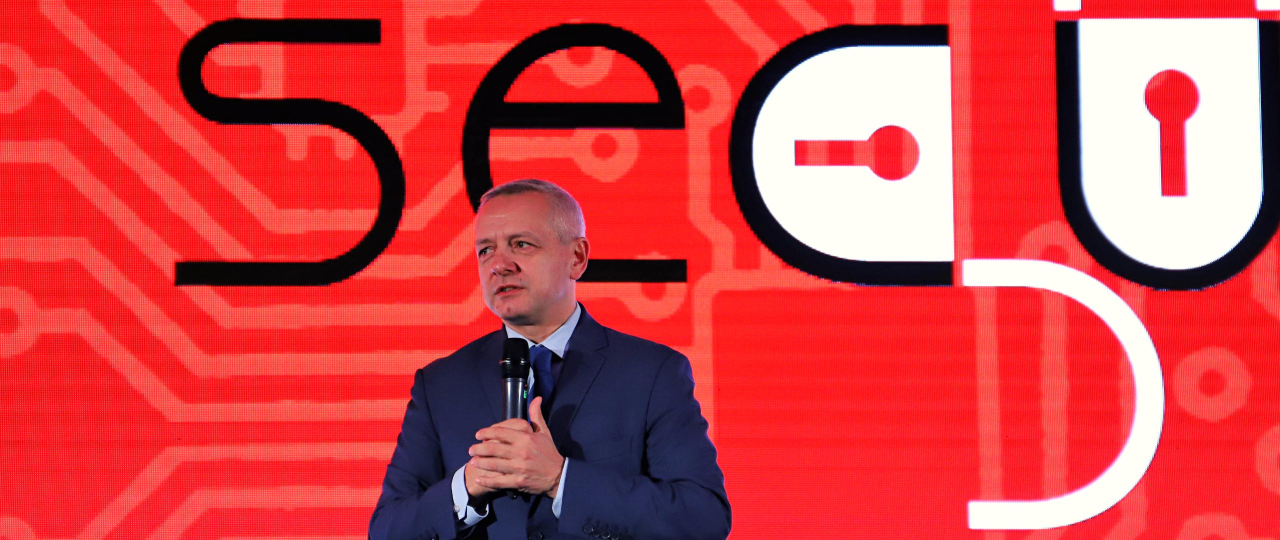 Minister Marek Zagórski przemawia z mównicy.