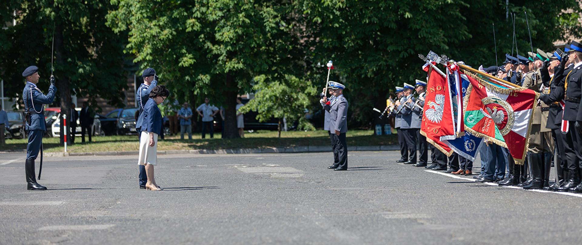Minister Elżbieta Witek oddająca honory sztandarom służb podległych MSWiA.