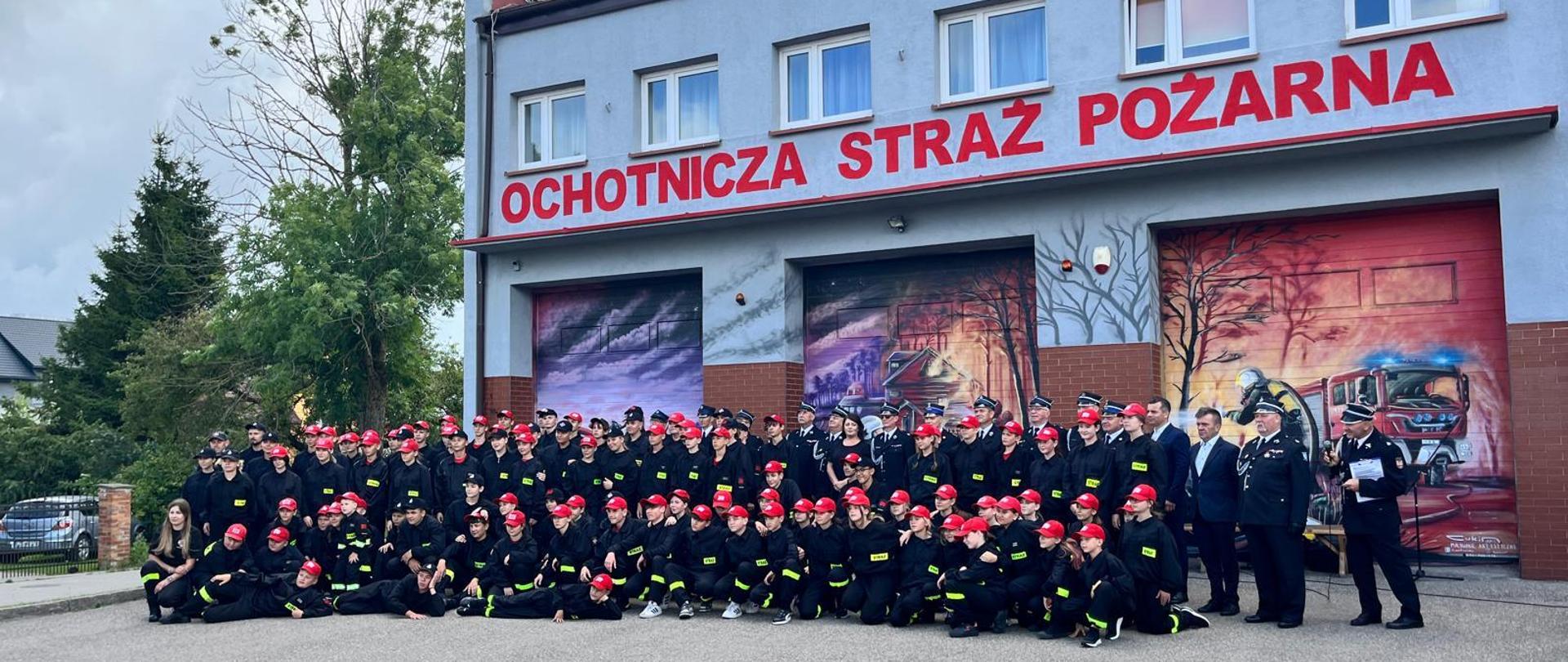 Na zdjęciu strażacy z Młodzieżowych Drużyn Pożarniczych przed remizą OSP