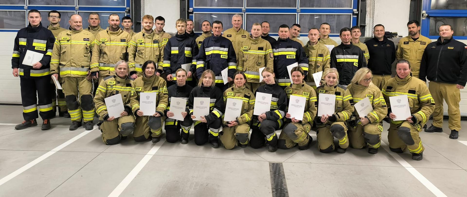 Egzamin kursu podstawowego - wszyscy kursanci stoją na zbiórce