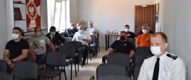 Prezesi OSP wysłuchują prelekcji kadry PSP.