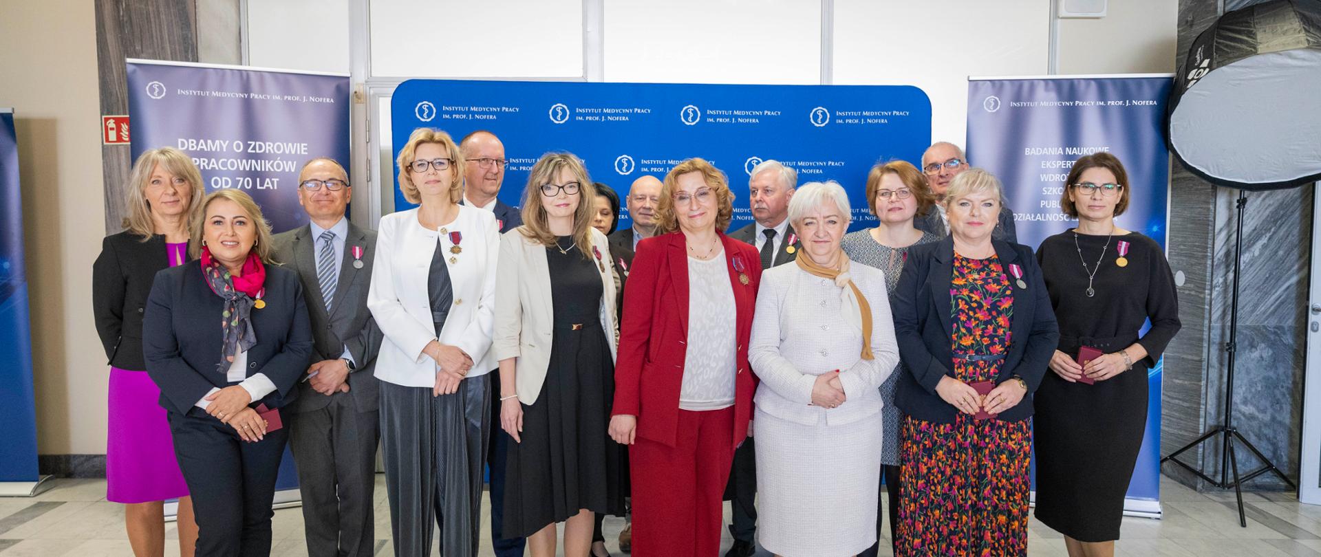 Pamiątkowe zdjęcie uczestników jubileuszu 70-lecia Instytutu Medycyny Pracy w Łodzi.