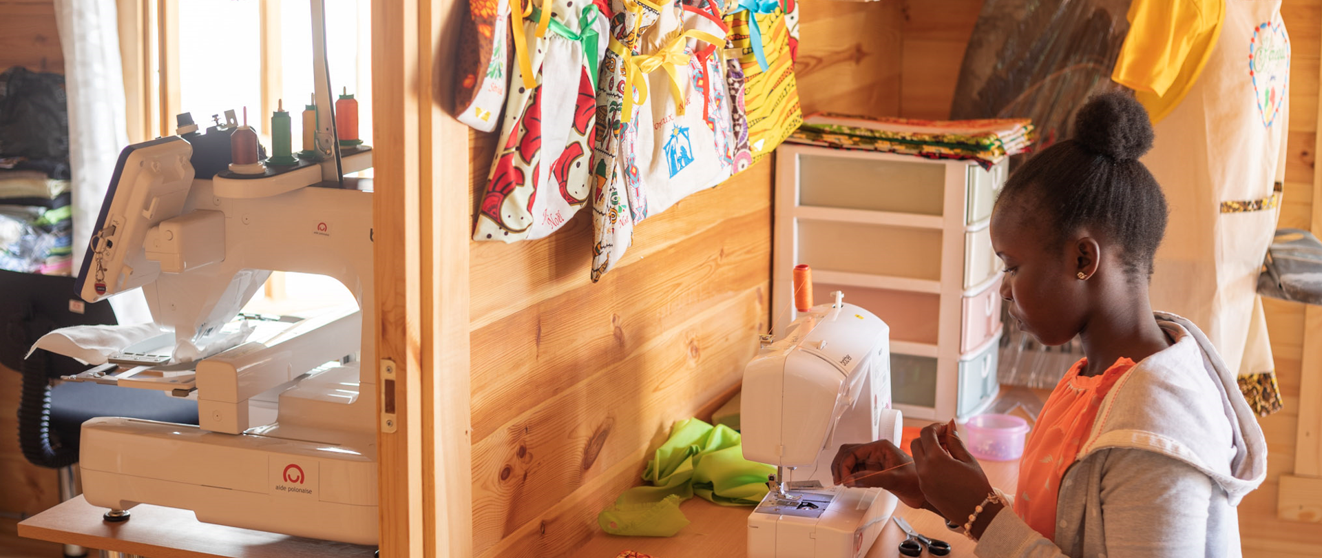 uczennica w trakcie zajęć z krawiectwa