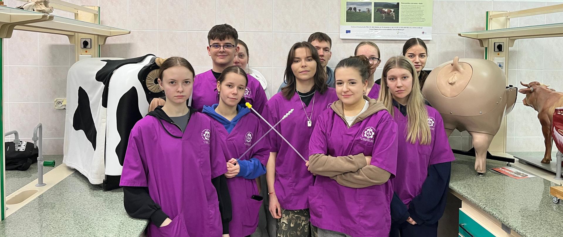 Zdjęcie pamiątkowe uczniów uczestniczących w kursie inseminacji w ramach projektu „Akademia kompetencji – Program rozwojowy ZSCKR w Leśnej Podlaskiej”