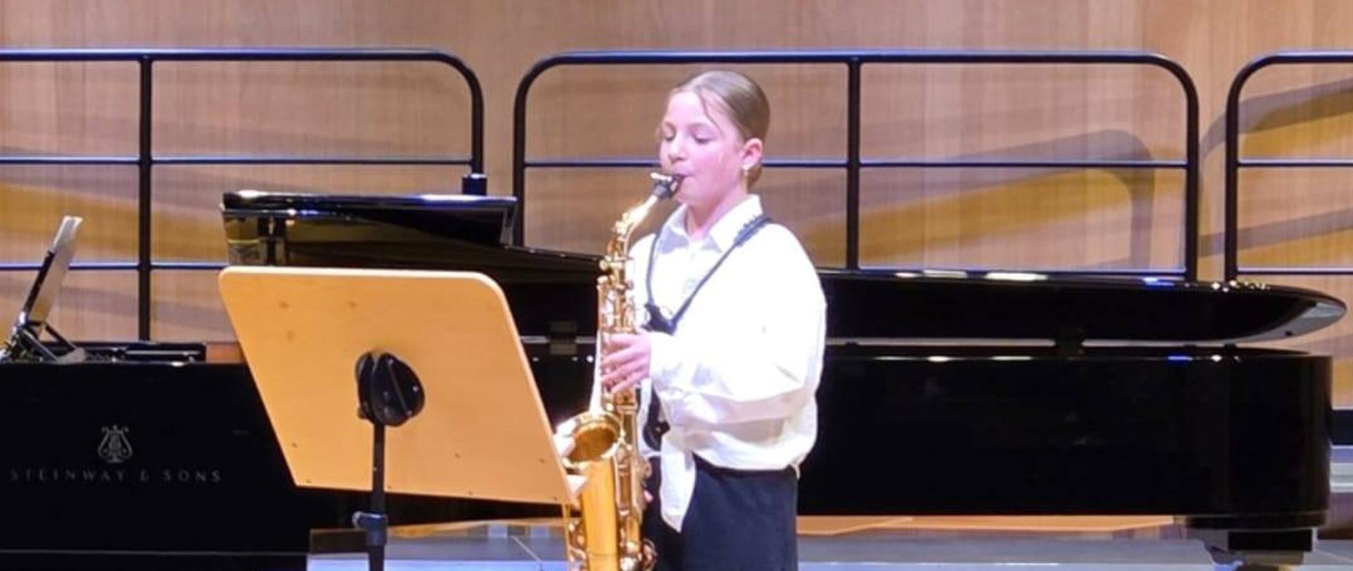 Uczennica grająca na saksofonie.