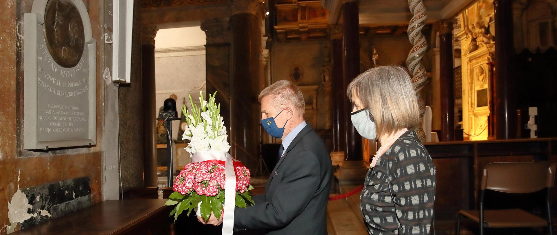 L'Ambasciatore di Polonia presso la Santa Sede Janusz Kotański e la moglie Anna pregano davanti alla lapide commemorativa del Cardinale Stefan Wyszyński nel giorno del 40° anniversario della sua scomparsa e porgono un mazzo di fiori accanto alla lapide nella Basilica di Santa Maria in Trastevere. Roma il 28 maggio 2021.