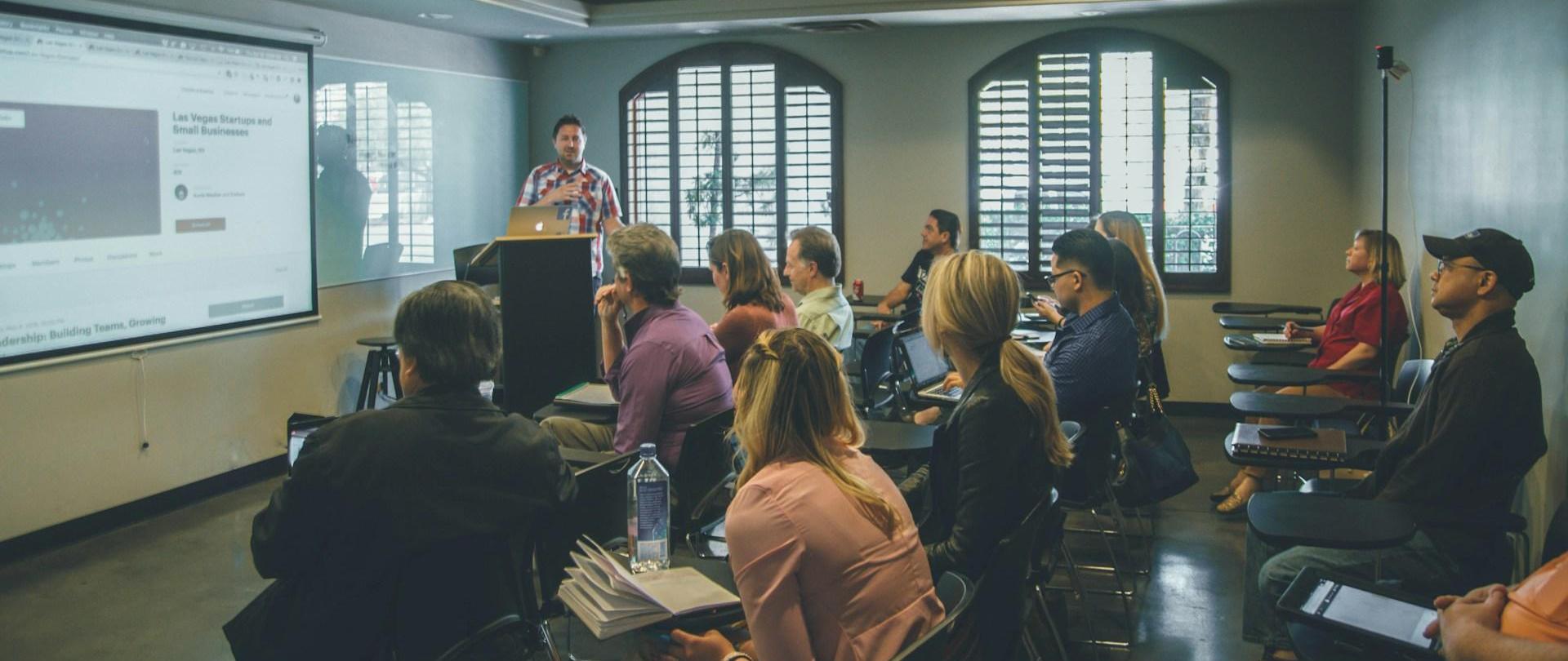 Ludzie siedzący na szkoleniu 