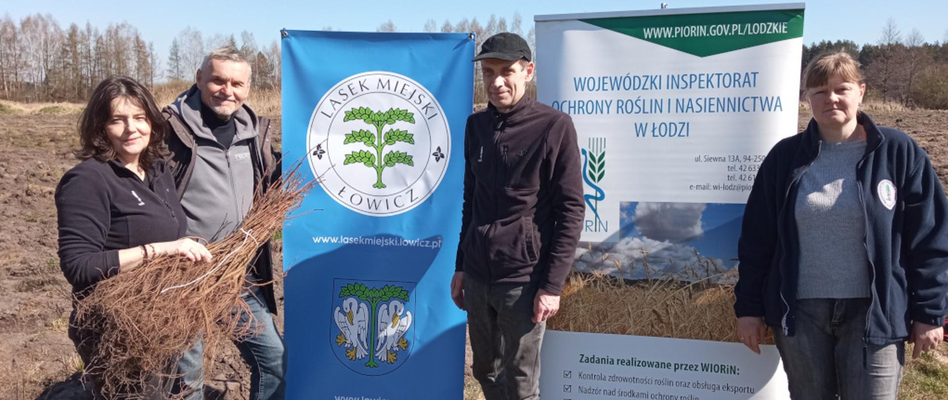 Pracownicy Oddziału w Łowiczu wraz z Panem Leszkiem Szychowskim - Leśnikiem Lasku Miejskiego