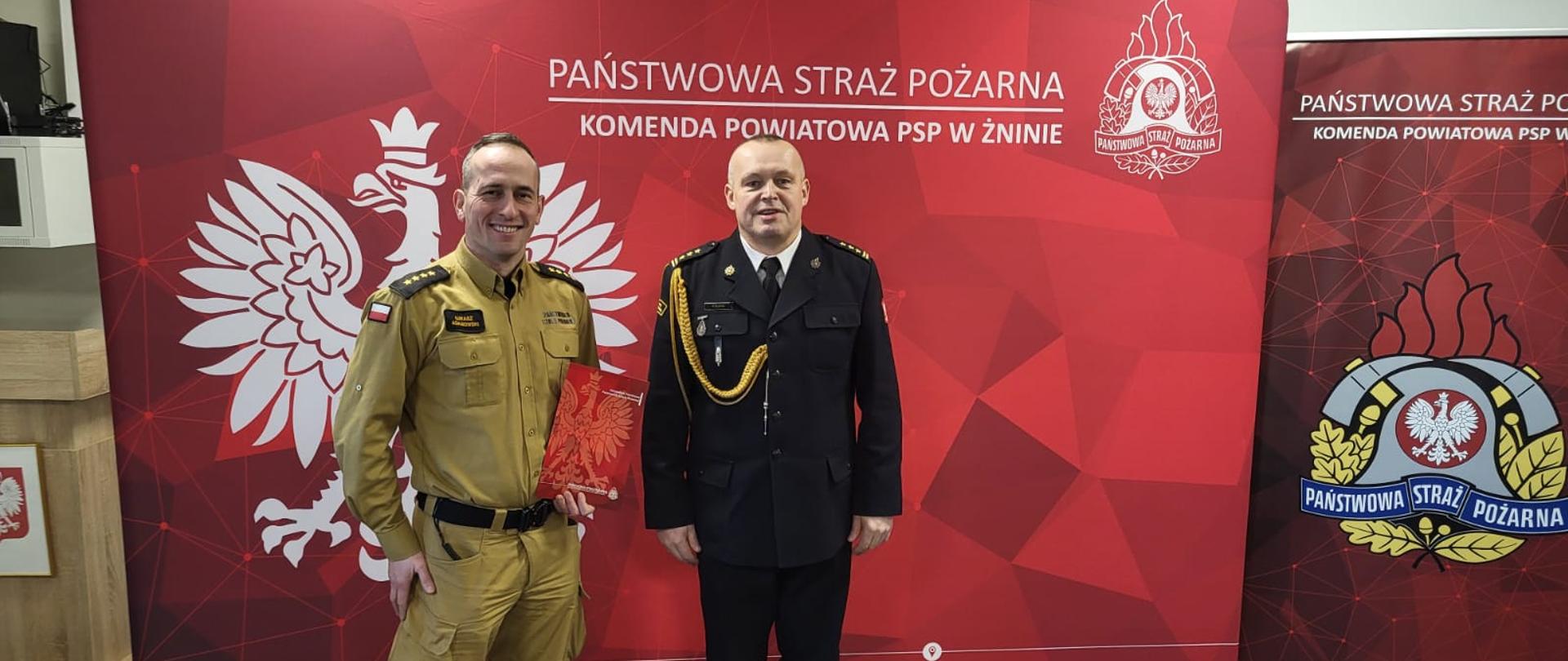 Na zdjęciu funkcjonariusze komendy